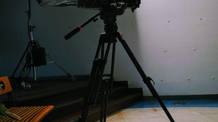JoeyStarr sur un plateau de cinéma pendant le tournage d’une scène.