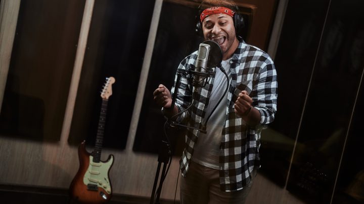 JoeyStarr se produisant sur scène devant un public, au-delà de son titre emblématique « Laisse pas traîner ton fils ».