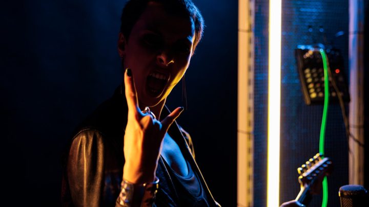JoeyStarr se produisant sur scène devant un public lors d’un concert.