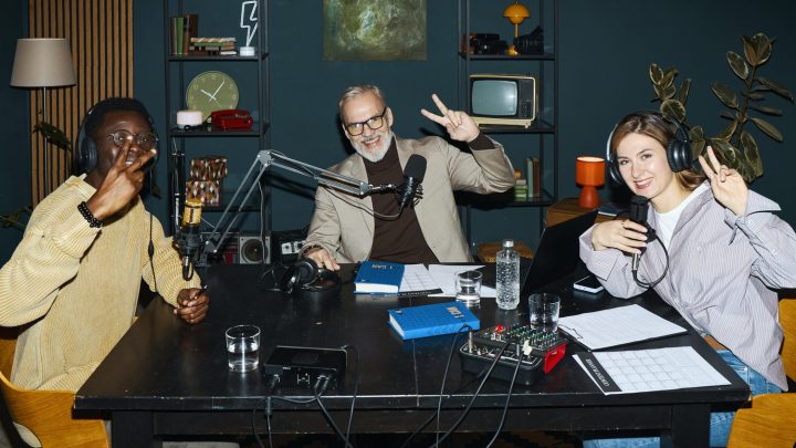 JoeyStarr en studio d’enregistrement avec des collaborateurs, illustrant l’évolution de ses collaborations au fil des périodes.